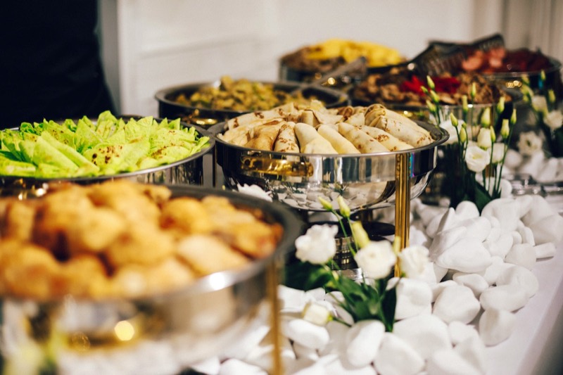 Buffet com réchauds servido no pacote Completo Prata