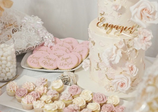 Mesa de doces com bolo decorado e macarons do pacote Completo Ouro